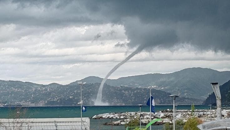 Trombe marine in Liguria. L’esperto: “Ci sono sempre state, ma ora sono molte di più”