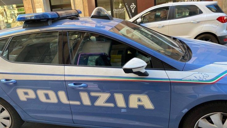 Una lenza tesa sull'Aurelia ferisce al collo motociclista: il "gioco" di due minorenni