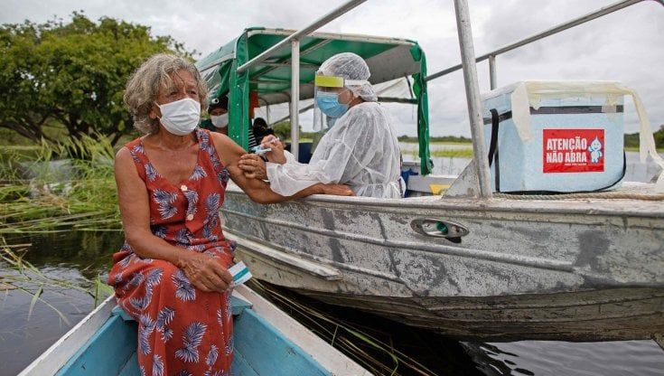 Amazzonia, i pastori evangelici dicono bugie sui vaccini. Le tribù con archi e frecce contro i medici 