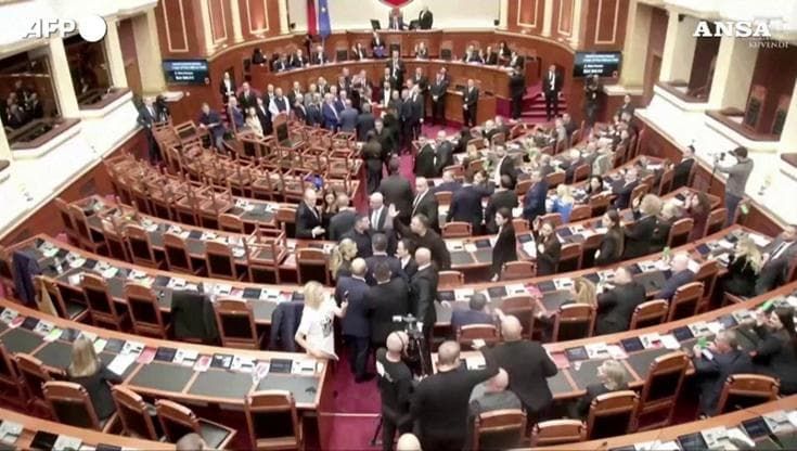 Albania, rissa nel parlamento albanese: opposizione denuncia repressione violenta degli studenti