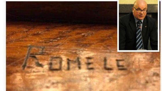 Montecitorio, nome di un ex deputato inciso sul banco. Giuseppe Romele si difende: "Ma non sono stato io"