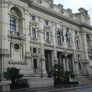 Il ministero cancella i debiti con le scuole. E scoppia la rivolta
