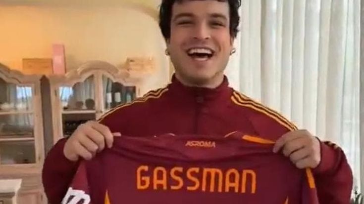 Festival di Sanremo, la gaffe della Roma con Leo Gassmann: “Ecco la maglia”. Ma sbaglia il cognome