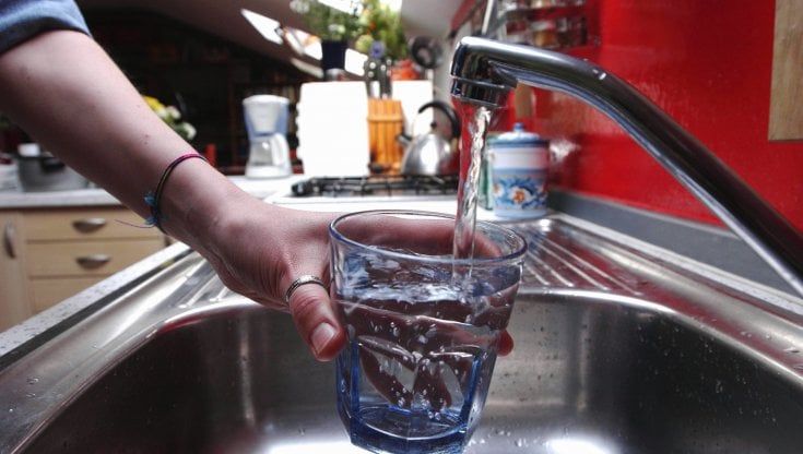 Musumeci tenta il blitz: colpo di spugna sull’acqua pubblica in Sicilia