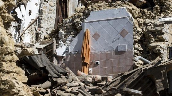 Terremoto, il piano del governo: 3 miliardi all'anno, "Via dalle tende in un mese"