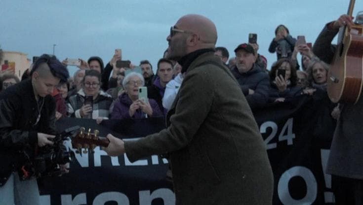 Negramaro, concerto a sopresa in spiaggia cantando i successi da "Estate" a "Meraviglioso"