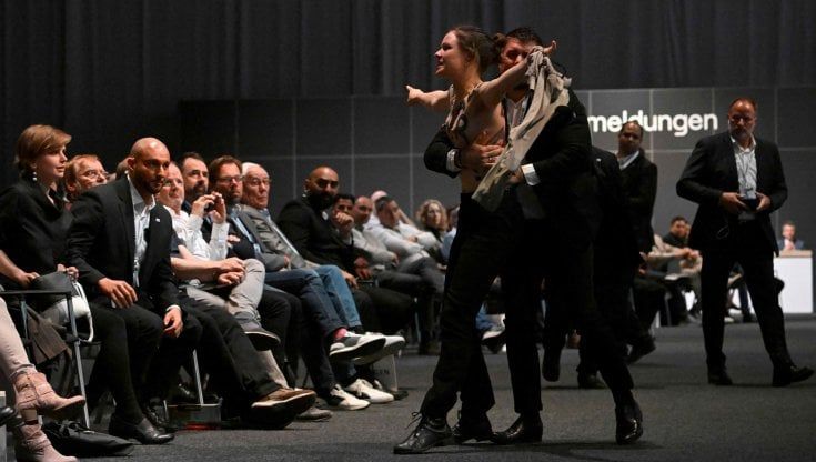 Volkswagen, gli eco-attivisti rovinano la festa all'assemblea generale