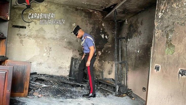 Si barrica in casa e dà fuoco all'appartamento: "Uccido tutti". Arrestato un 33enne a Macherio