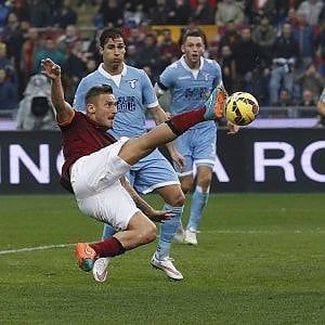 Roma,  a Totti: l'omaggio dello sponsor Scarpe speciali per l'ultimo derby