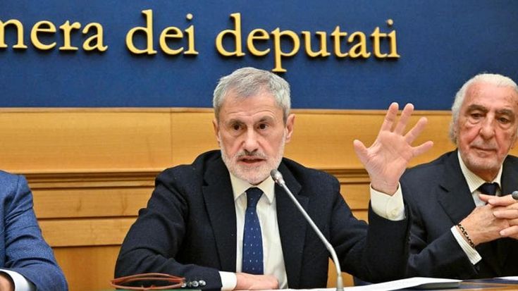 Alemanno l’indecifrabile presenta il suo partito anti-Meloni: “FdI mi fa rimpiangere la Dc di Fanfani e di Moro”