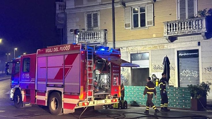 Incendio nella pizzeria di Vincenzo Capuano, rogo prima dell’alba in corso Regina