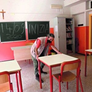 Via i banchi biposto, adesso i municipi diventano "discariche"