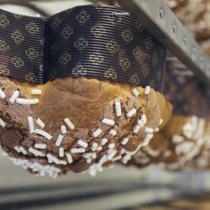 Botte tra commesse in una pasticceria di Rivoli, separate dai carabinieri
