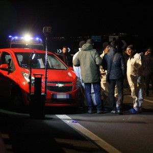 Strage di Taranto, forse le vittime hanno tentato la fuga. Mazzi di fiori e peluche per il piccolo Domenico
