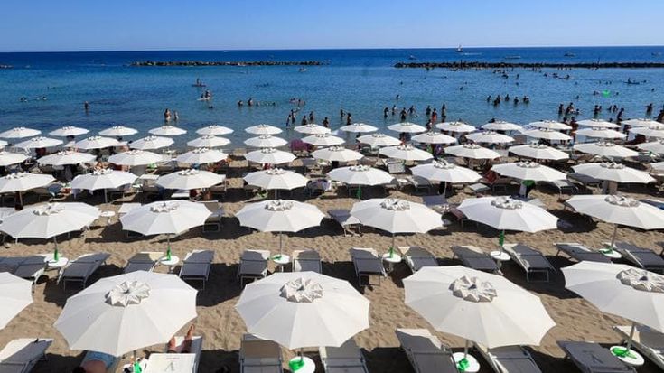 Lettini a 70 euro, pasta fredda a 20: i prezzi che svuotano i lidi da Santa Marinella a Sperlonga