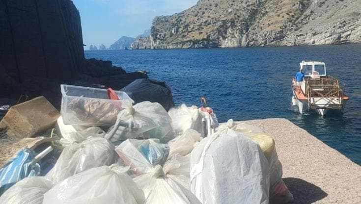 Punta Campanella, una tonnellata di rifiuti sulle spiagge più belle della costiera sorrentina