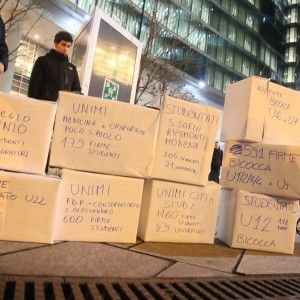 Milano, presidio degli studenti per protestare contro i tagli della Regione all'universit&agrave;