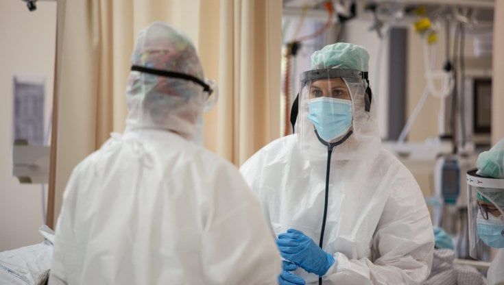 Covid, torna a calare il tasso di positività in Sicilia. Ma le vacanze pasquali hanno dato nuovo slancio al virus