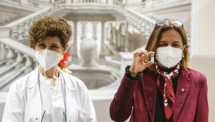 Coronavirus, secondo giorno di vaccinazioni, Polimeni: "La luce in fondo al tunnel". Vaia: "Immunizzati stanno tutti bene"