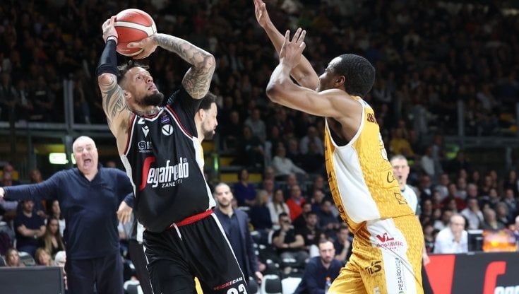 Basket: Milano cade a Brescia, la Virtus Bologna piega Pesaro e allunga in vetta