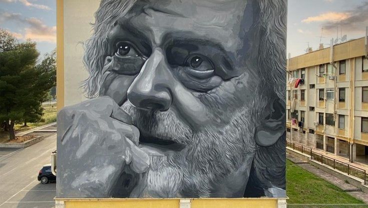 Omaggio a Gino Strada, un murale ad Andria: "Un medico, un gigante"
