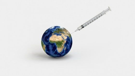 Dal vaccino anti-tumore ai complottisti di Big Pharma, le fake news più virali del 2019