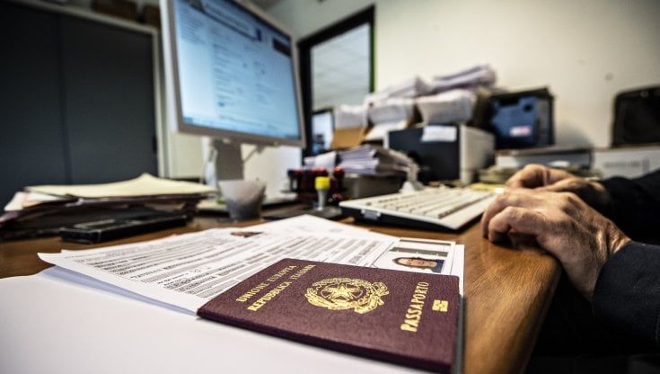 Passaporto, un miraggio. Assalto per l’appuntamento: “Il primo? A Natale”