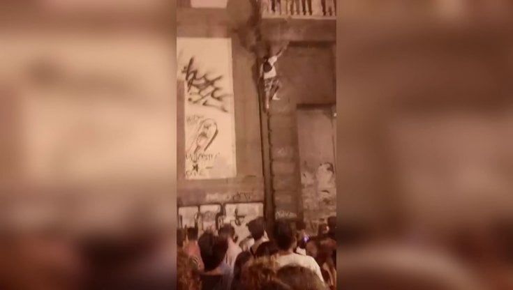 Napoli, si arrampica sul portale dell'università e cade: "Movida fuori controllo al centro storico"