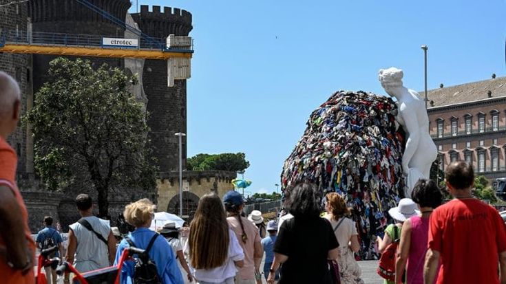 Napoli, la Venere degli stracci: boom di foto davanti all’opera: “E’ la denuncia del consumismo, la bellezza che guarda alla povertà”