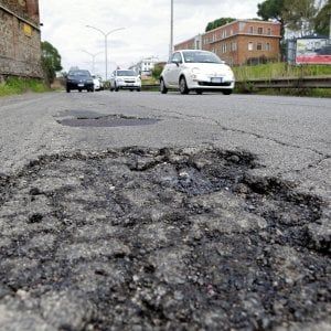 Roma, morì a causa di una buca: in cinque rischiano il  processo 