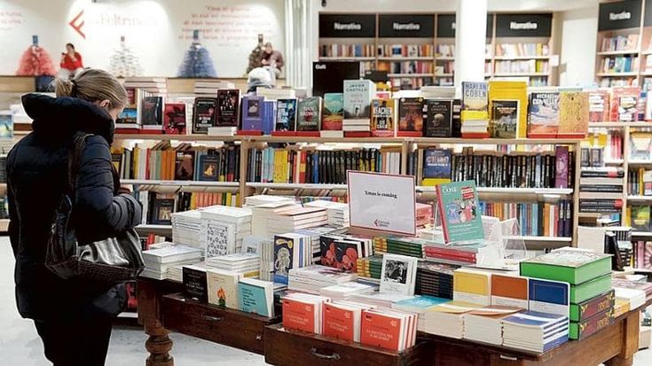 Libri per tutti a Natale: De Giovanni, Volo, Carrisi e Baricco. La gara per le strenne e i consigli dei librai