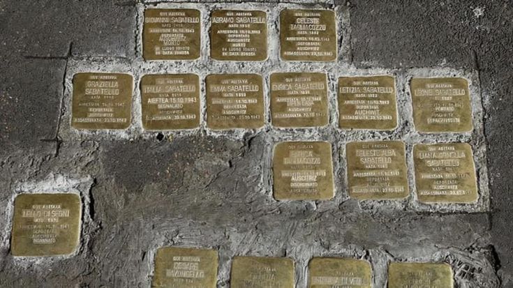 Pietre d’inciampo, vittime e carnefici in una passeggiata urbana tra musica, canto e narrazione