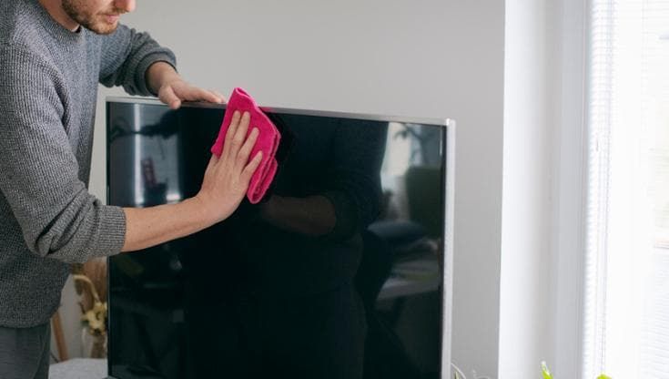 Come pulire lo schermo della TV e dello smartphone senza graffiarli