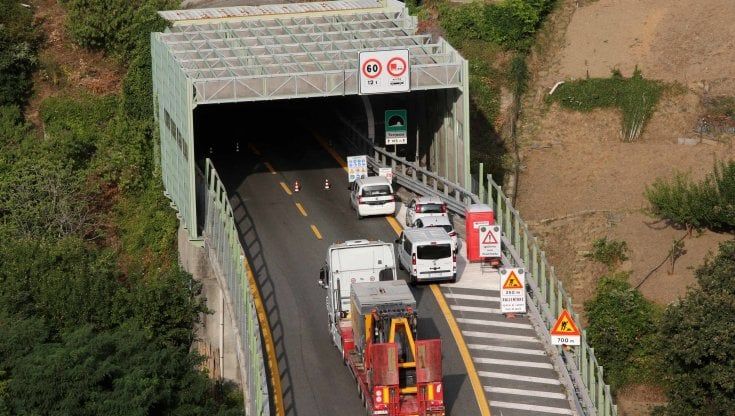 Maxi cantiere,  seconda giornata di passione: 3 chilometri di coda sull'A10