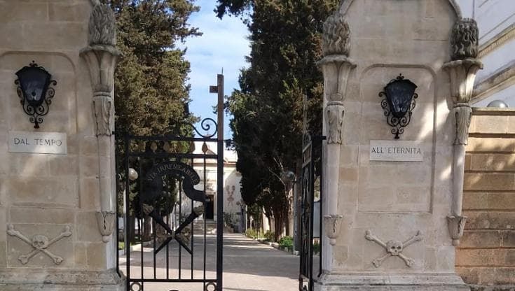 Profanano la tomba di un’insegnante morta nel 2014 e rubano tutti i gioielli, sconcerto in Salento