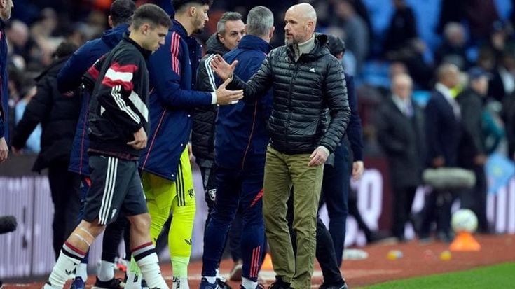 Manchester United, un telefonino nascosto nello spogliatoio per ascoltare Ten Hag