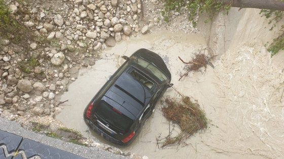 Maltempo, a Roma alberi caduti, allagamenti e disagi ai trasporti. Crolla ponte nel Frusinate