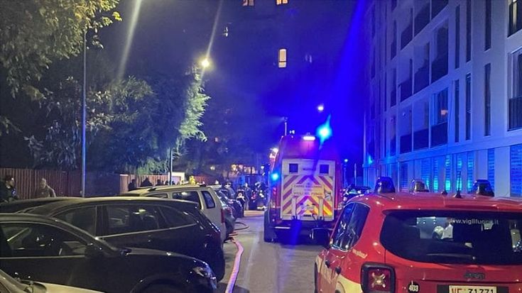 Incendio in un palazzo in via Rucellai, evacuato lo stabile: morta in casa una donna di 79 anni
