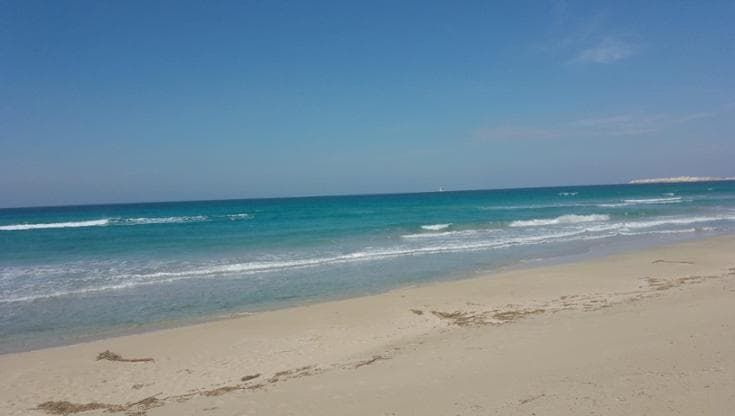Gallipoli, il giallo della sabbia nel lido leghista mentre un altro simbolo del divertimento muore