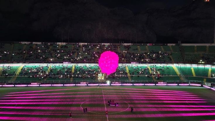 Luci, musica e una ballerina sul cielo del Barbera, il Palermo festeggia 125 anni di storia