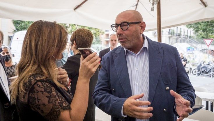 Periferie e comitati per Luca Bernardo, il pediatra in crisi di notorietà