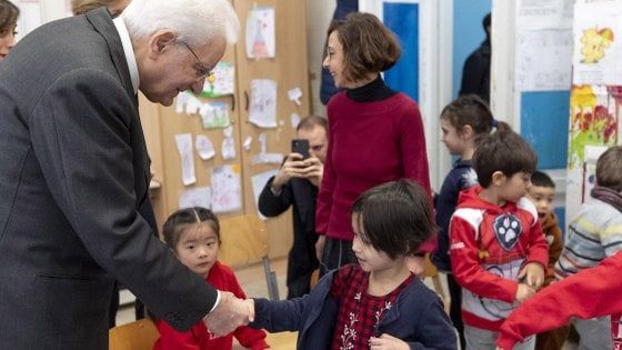 Coronavirus, contro il pregiudizio Mattarella a sorpresa in una scuola con tanti bambini cinesi
