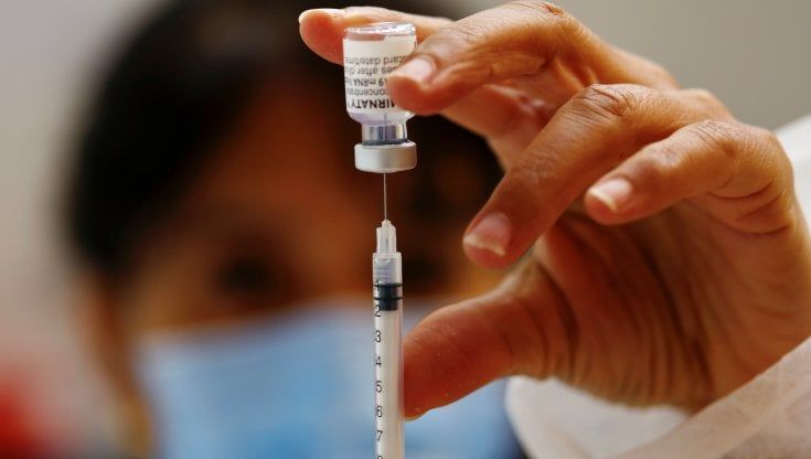 Vaccini, Cdc: chi ha ricevuto le due dosi di quelli a Rna ha il 94% di possibilità in meno di essere ricoverato