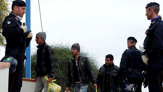 In 74 per scortare 29 migranti: così funzionano le espulsioni 