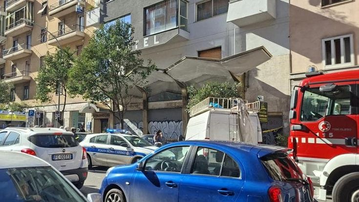 Crolla l’insegna dell’ex cinema Paris: due feriti a San Giovanni