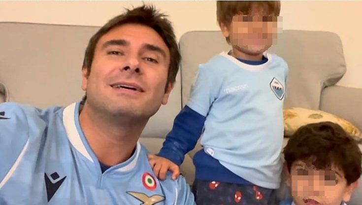 Alessandro Di Battista scatenato festeggia con i figli la vittoria della Lazio nel derby