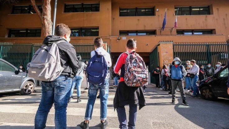 Palermo, alunni dal centro al Borgo Vecchio: è rivolta. "I nostri figli là non li mandiamo"