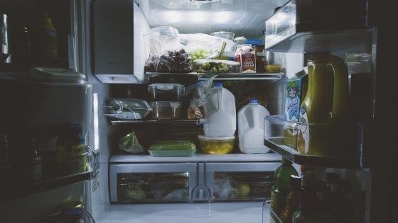 Povero, maltrattato frigorifero