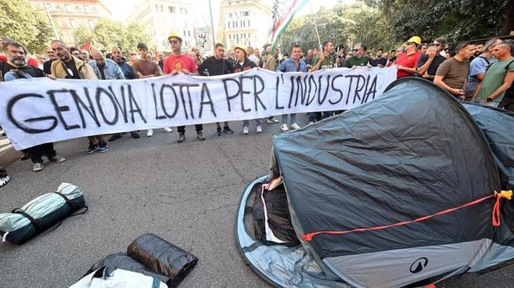Ex Ilva, operai in piazza da Genova a Taranto: “No allo stop degli impianti”