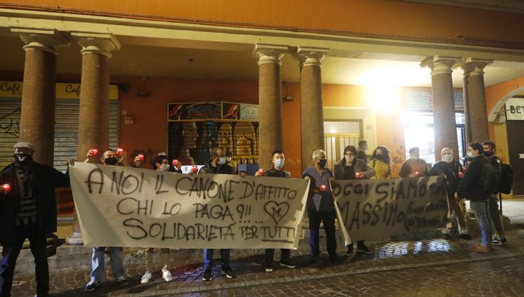 Bologna ore  18: sirena, lumini e striscione. La protesta dei gestori